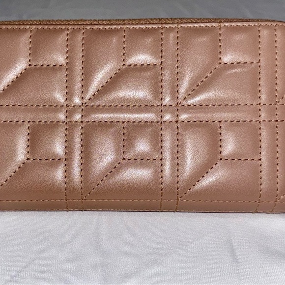 Authenticated Gucci Pearl Matelasse Wallet - Picture 4 of 9